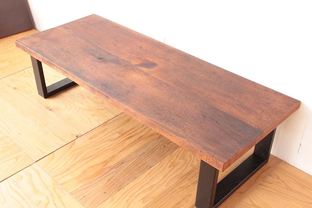 使い込まれた木材ならではの唯一無二のローテーブル