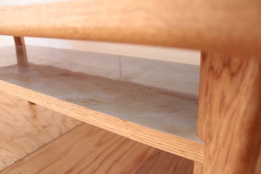 お客様のテーブルの大理石調天板を棚板として使用し、面影もしっかりと残しました