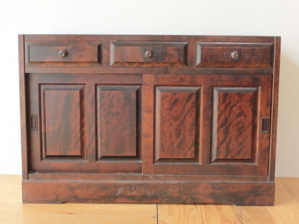 形をそのまま活かしながらテレビ台にリメイクすることになった食器棚下部