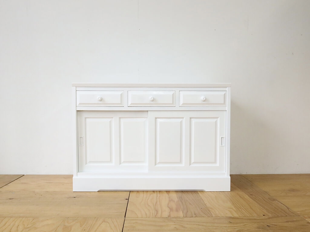 北民家具の食器棚下部を白塗装してテレビ台にリメイク