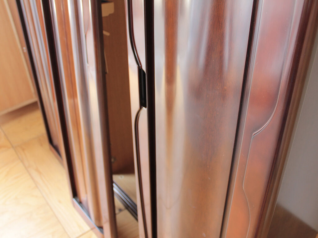 キッチンボードの側板に使用することになった洋服タンスの扉