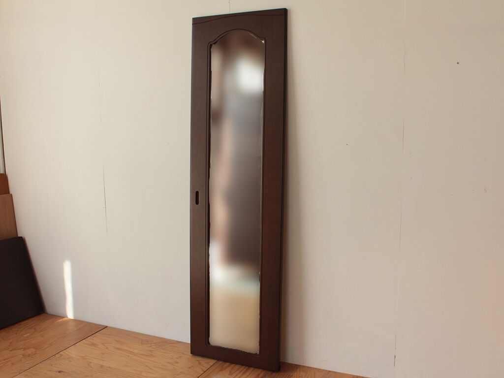 洋服タンスの鏡付き扉をリメイクした全身映すことのできる壁掛け鏡