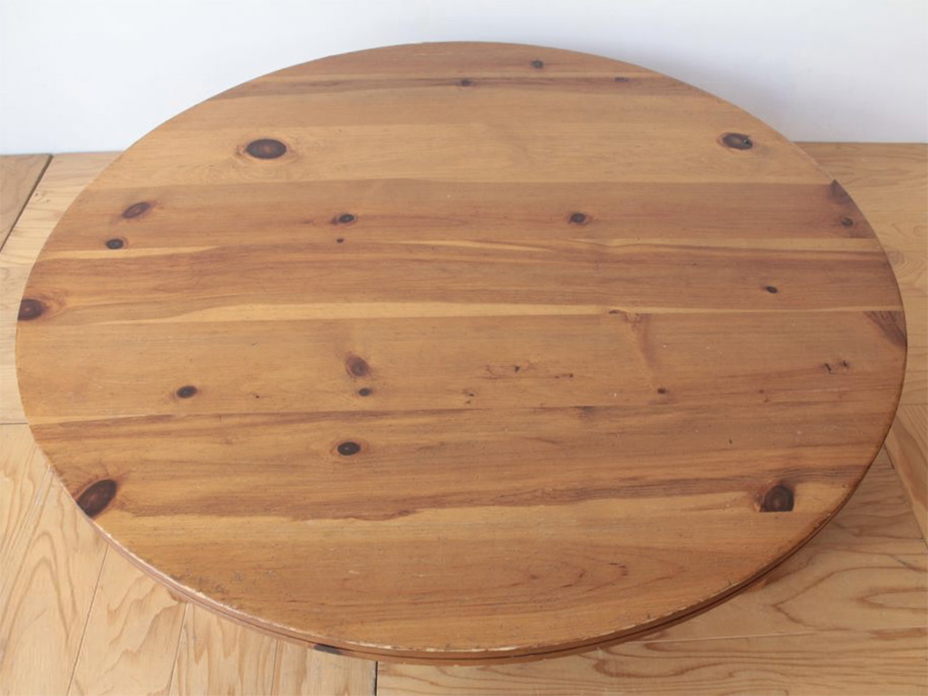 直径140cmある無垢パイン材のテーブル天板