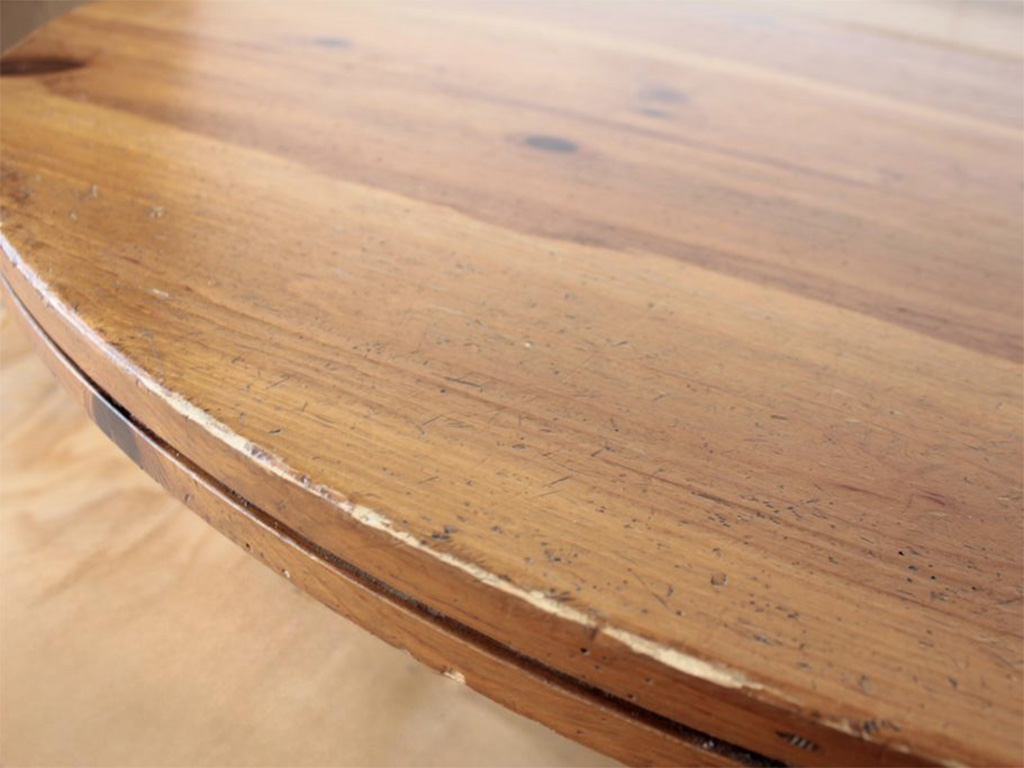 無垢パイン材の味わい深い天板