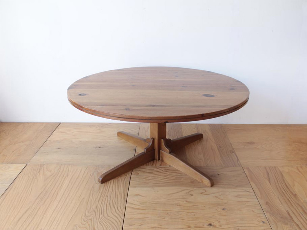 無垢パイン材の天板を活かしてリメイクした1本脚のダイニングテーブル