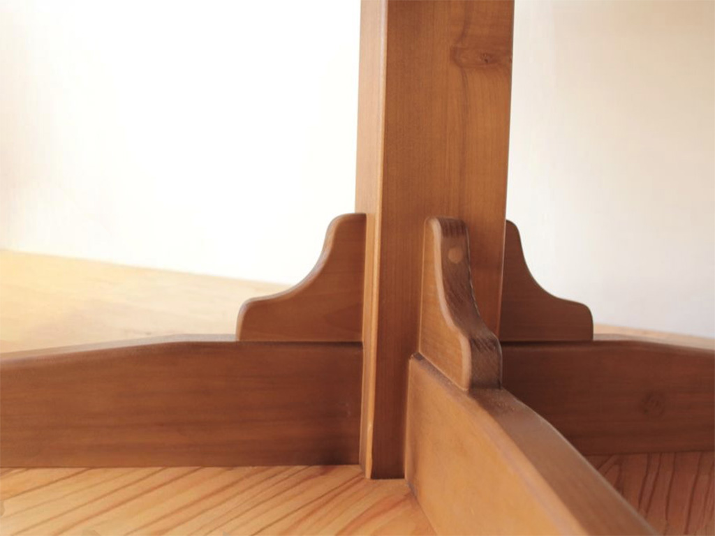 ゆるやかな面取りを施し上品に仕上げた脚フレーム