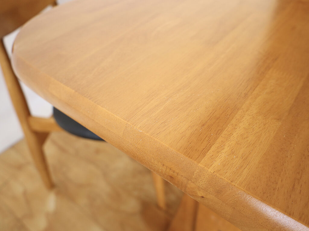 無垢天板の木目が一層美しく感じられる仕上がりとなったダイニングテーブル