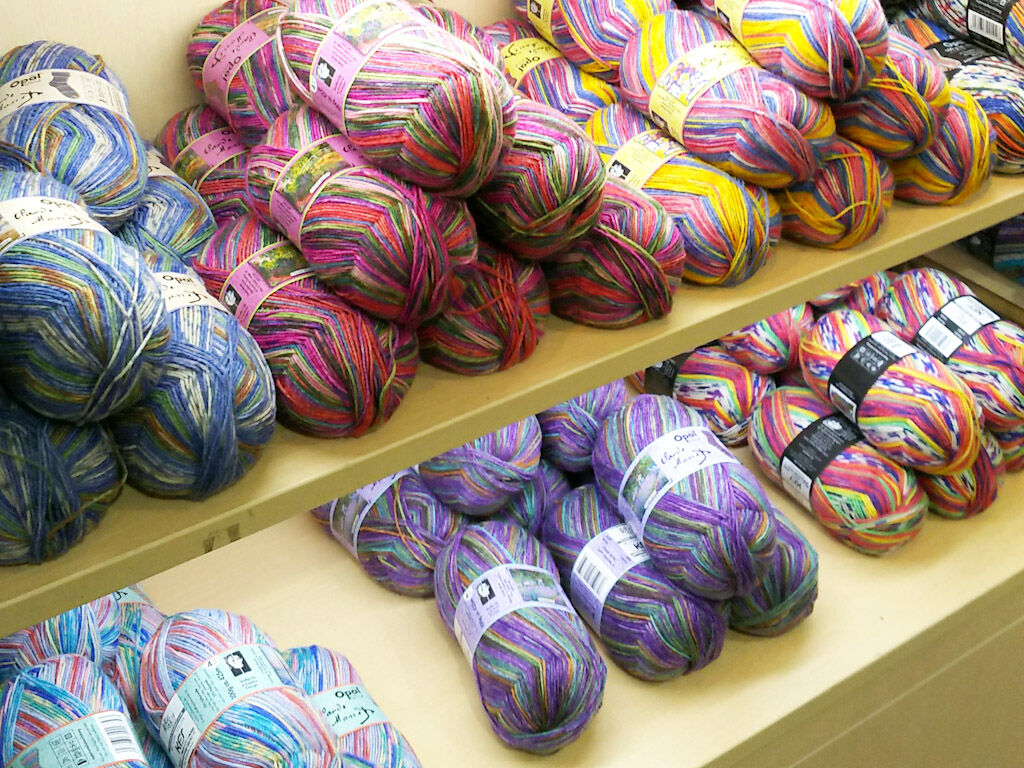 たくさんの色があるオパール毛糸
