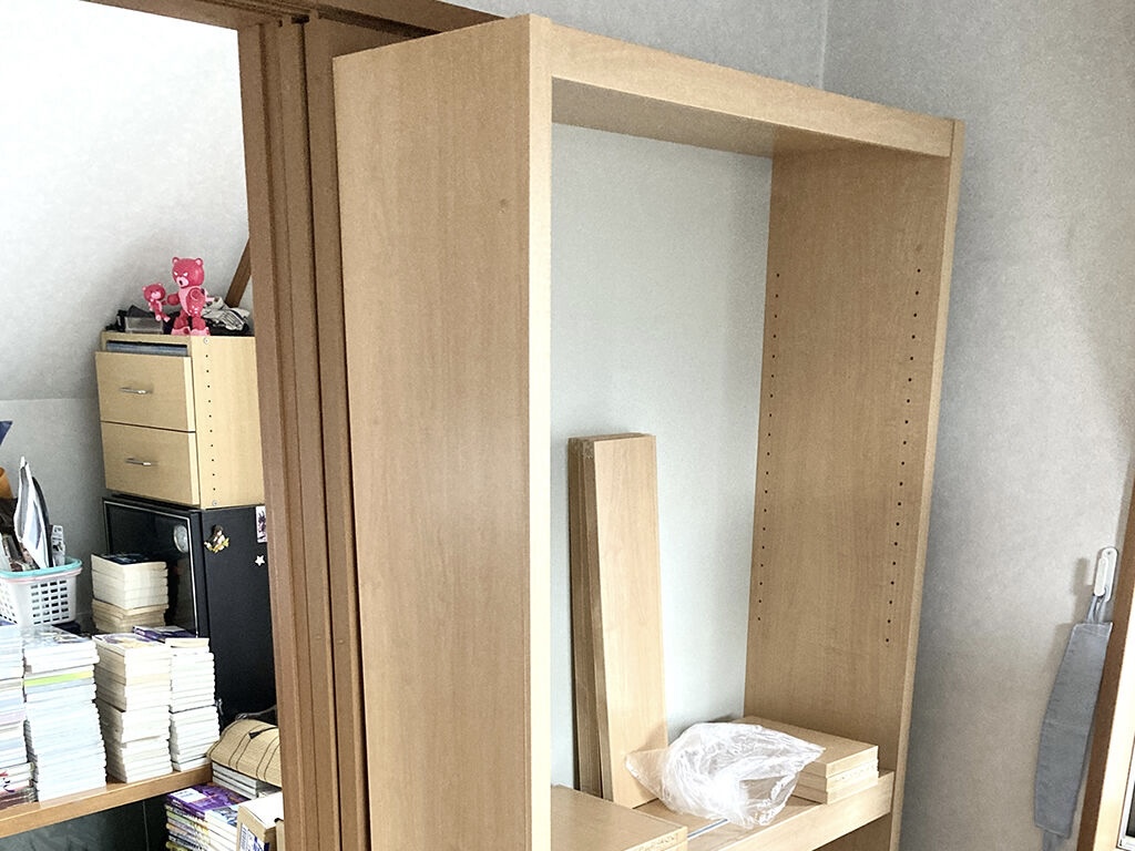 お部屋の入り口ドアを背面に設置されていたリメイク前の本棚