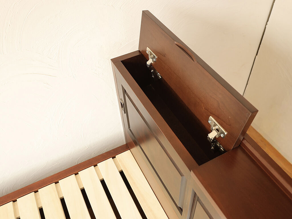 小物類を収納できるヘッドボード