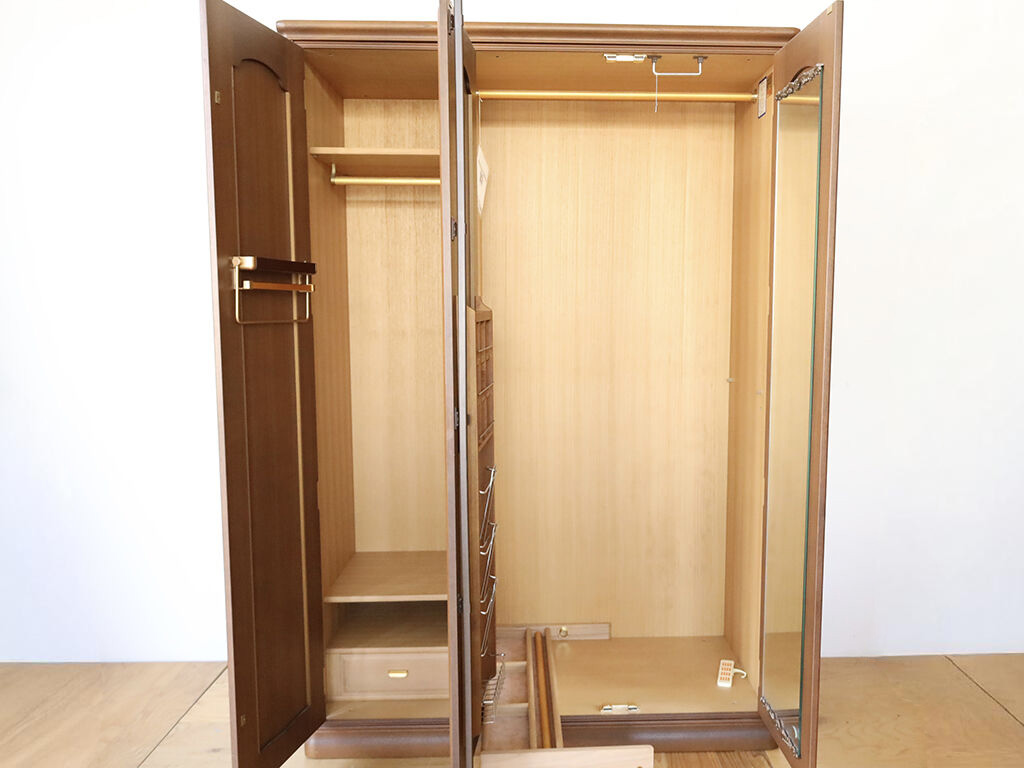 婚礼家具の洋服タンスの扉についている鏡