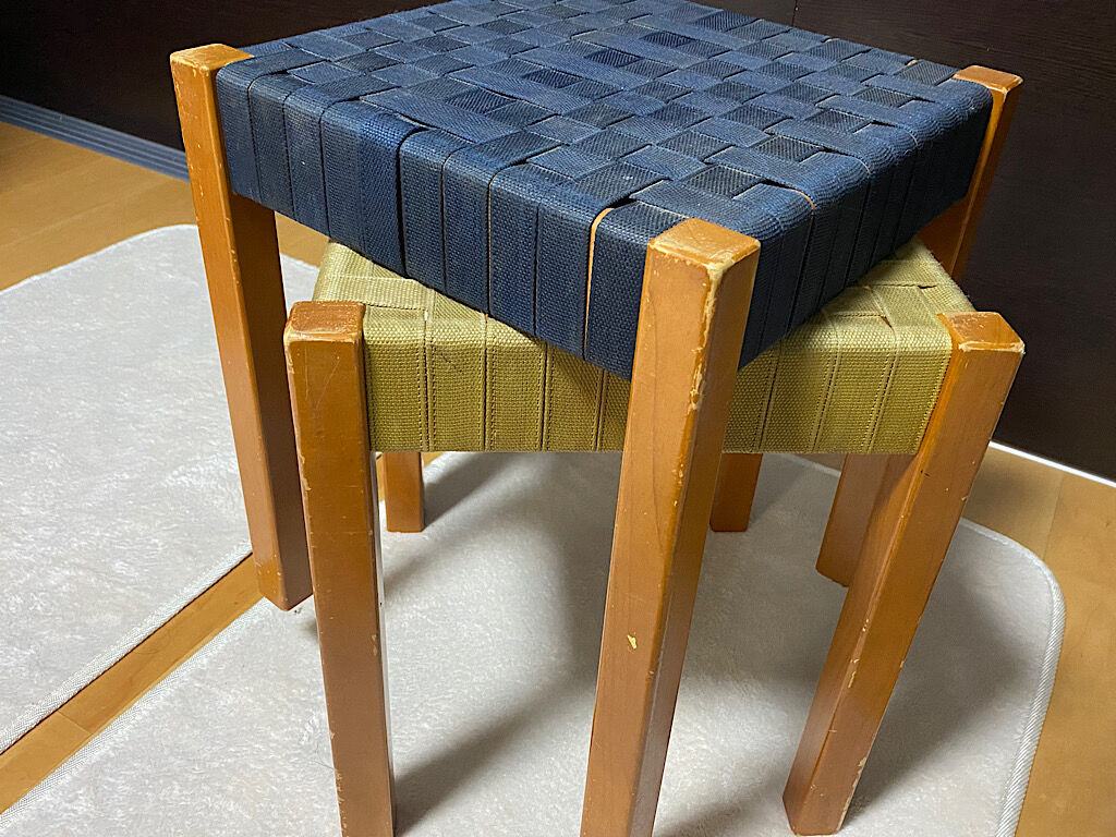 黄色と青の色違いのペアの椅子