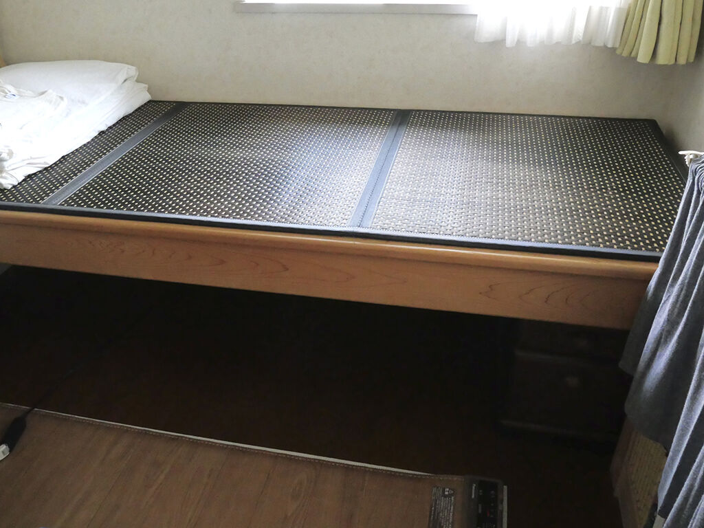 リメイクしたチェストを設置予定のベッド下の空間