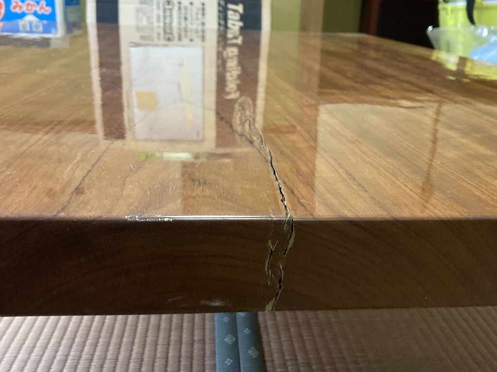 端に割れの出ていた無垢一枚板の座卓天板