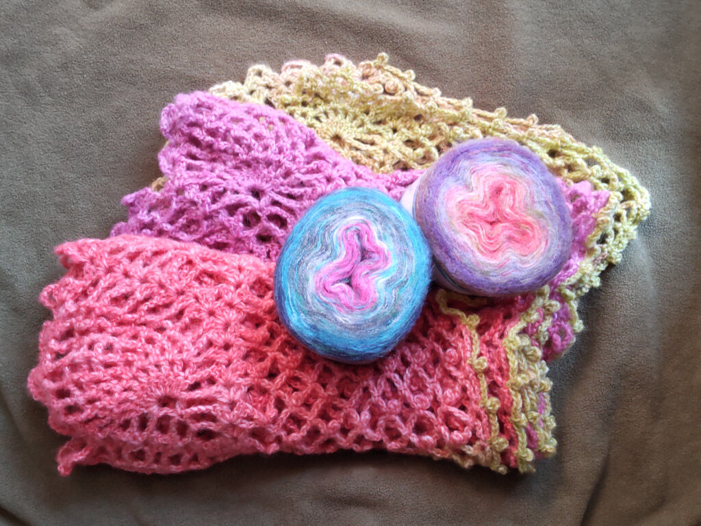 ふわふわのモヘア毛糸と手編みストール