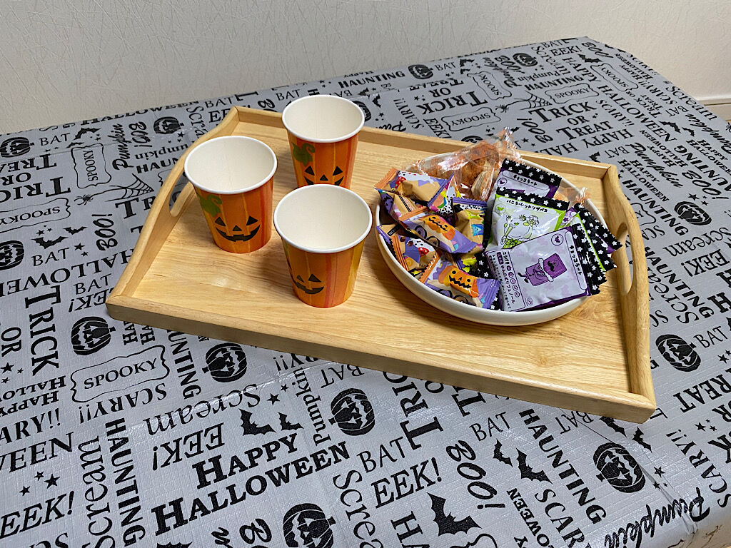 ハロウィンのテーブルクロス、かぼちゃのお化けの紙コップ
