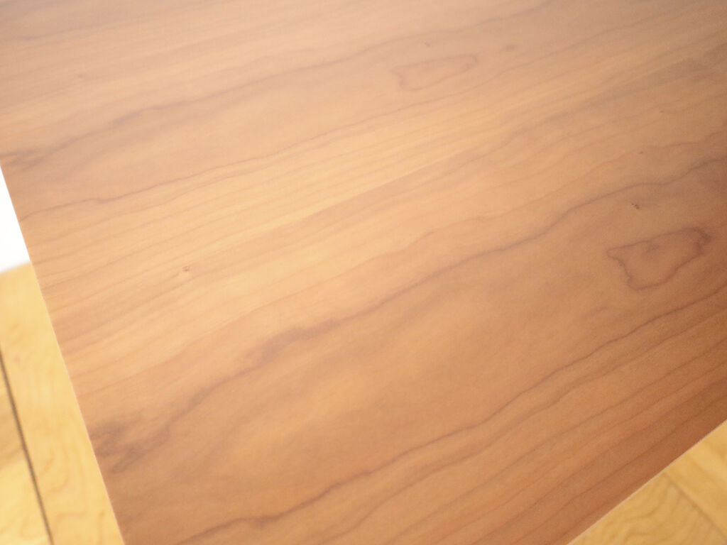 チェリー材を使用して化粧したダイニングテーブルの天板