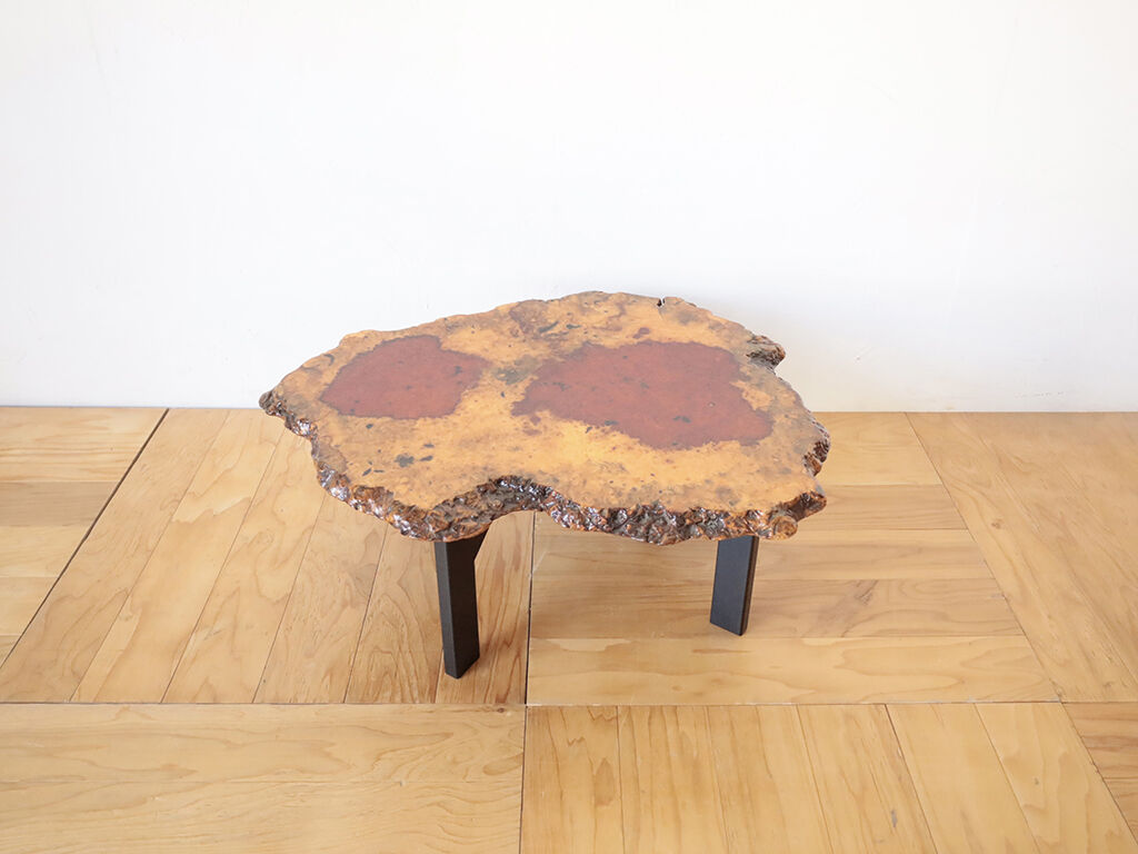 モードな印象に生まれ変わった花梨瘤材天板のコーヒーテーブル