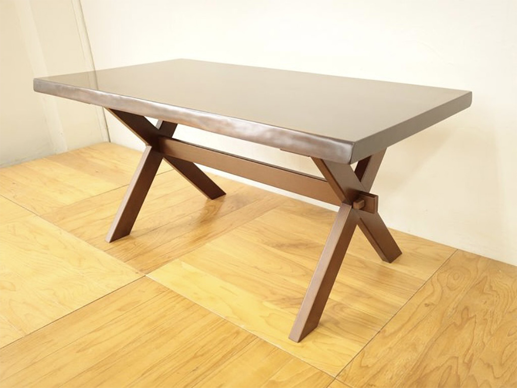 X脚のテーブル