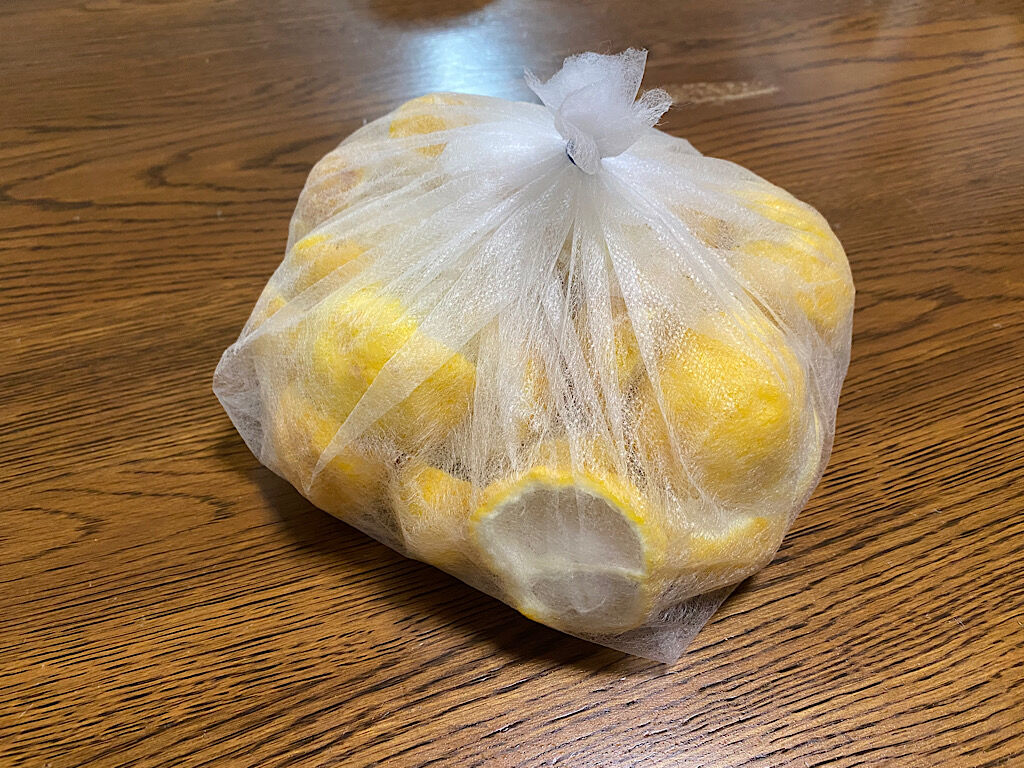 不織布タイプの水切りフィルターに半分に割った柚子
