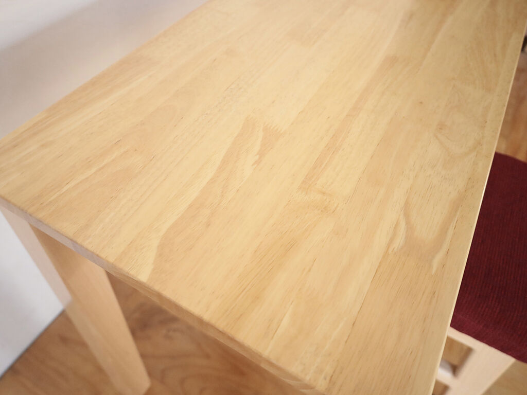 ナチュラル色で明るい印象となったテーブル