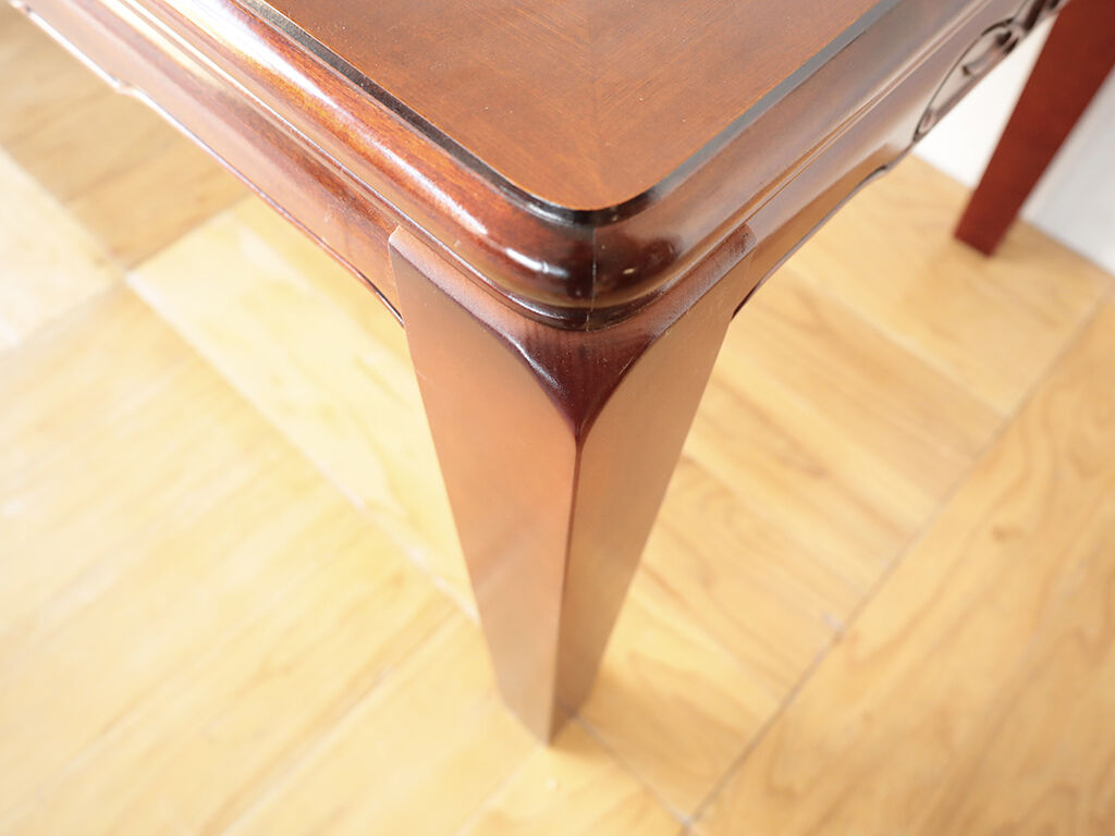 天板と馴染むように付け根部分を面取りしたテーブルの脚