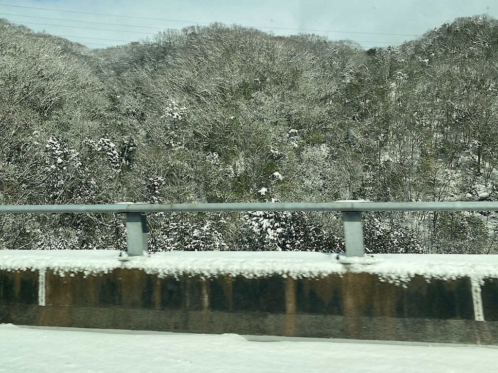高速道路の滋賀の辺りの雪景色