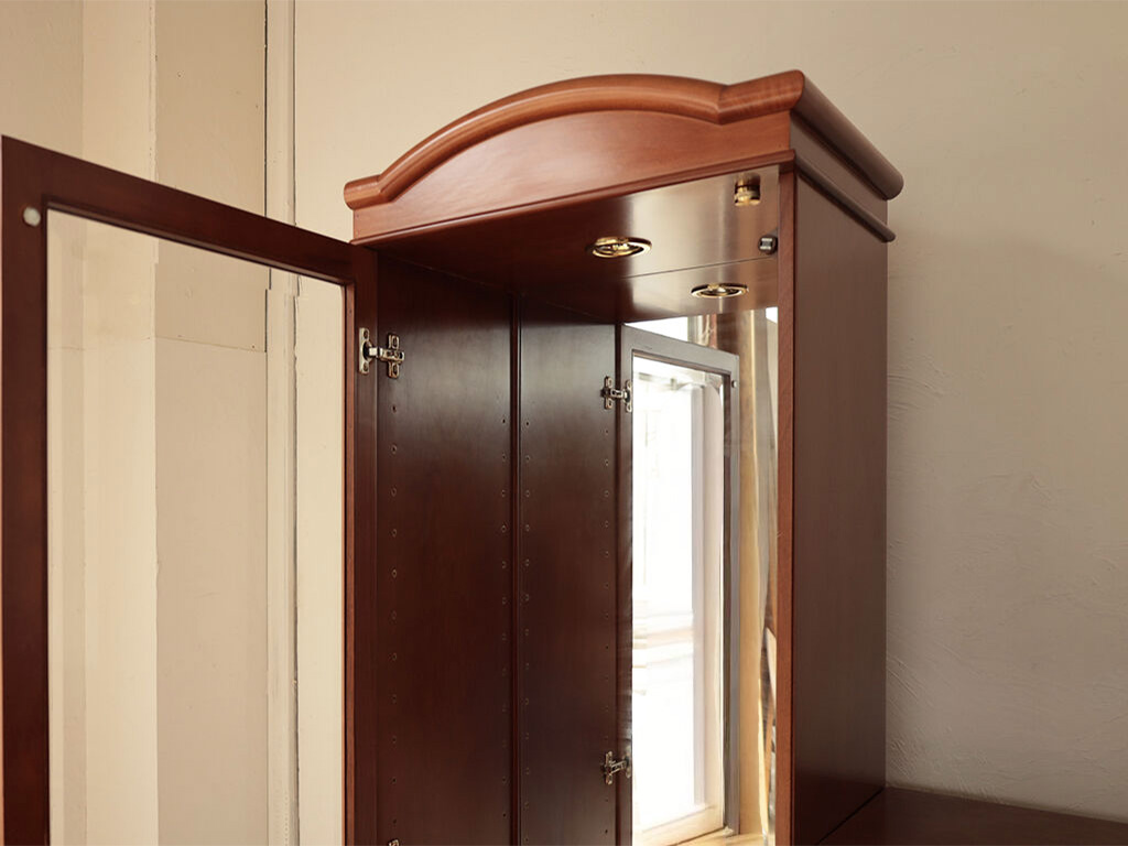 右側面には起伏があり左側面は平らになっているキュリオ