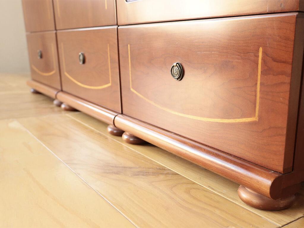 キャビネットの脚の位置を調整してぴたりと連結できるようにリメイク