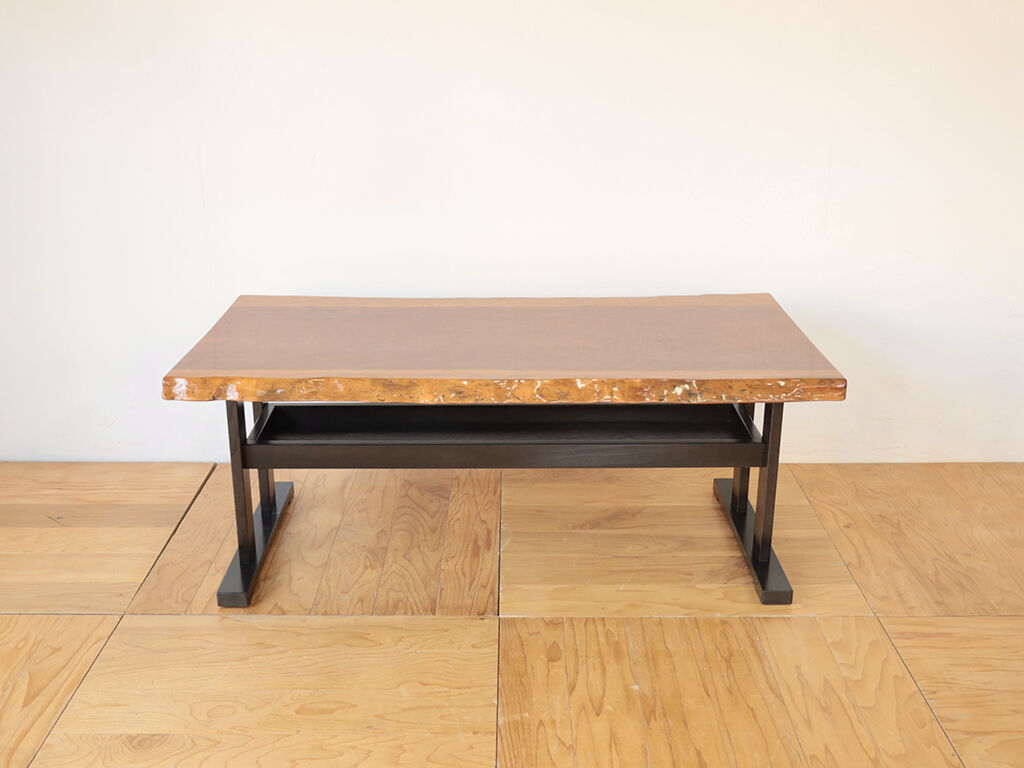 無垢一枚板の天板に木製黒染め脚を合わせた和モダンなリビングテーブル