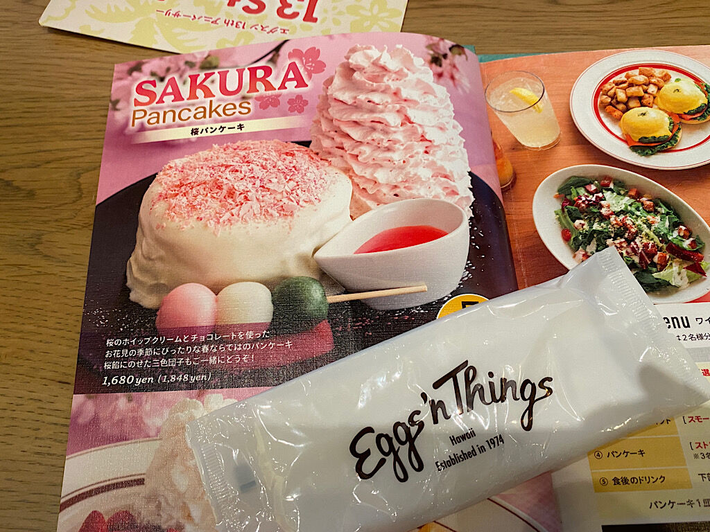 『エッグスンシングス』の桜のパンケーキ