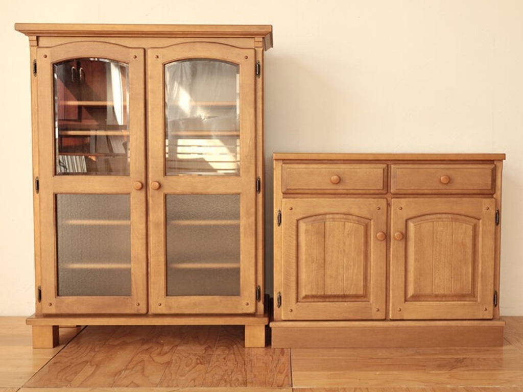 上下を分割リメイクした食器棚