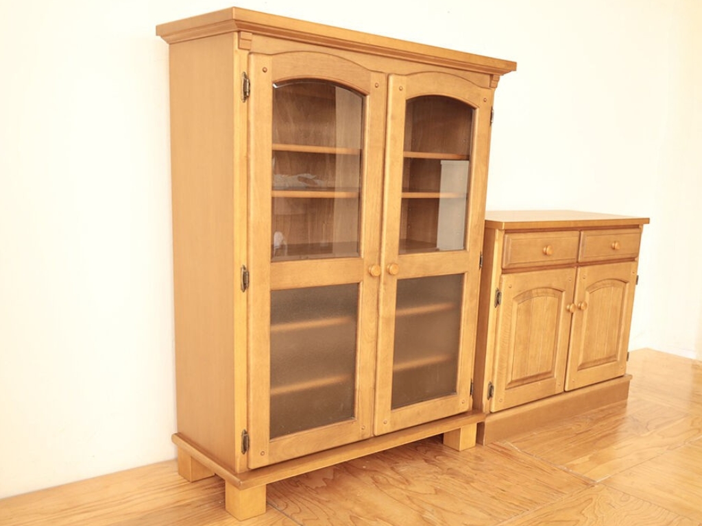 四つ脚にしてスッキリとした印象となった食器棚上部