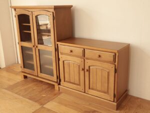 上下分割し奥行きを揃えリメイクした食器棚