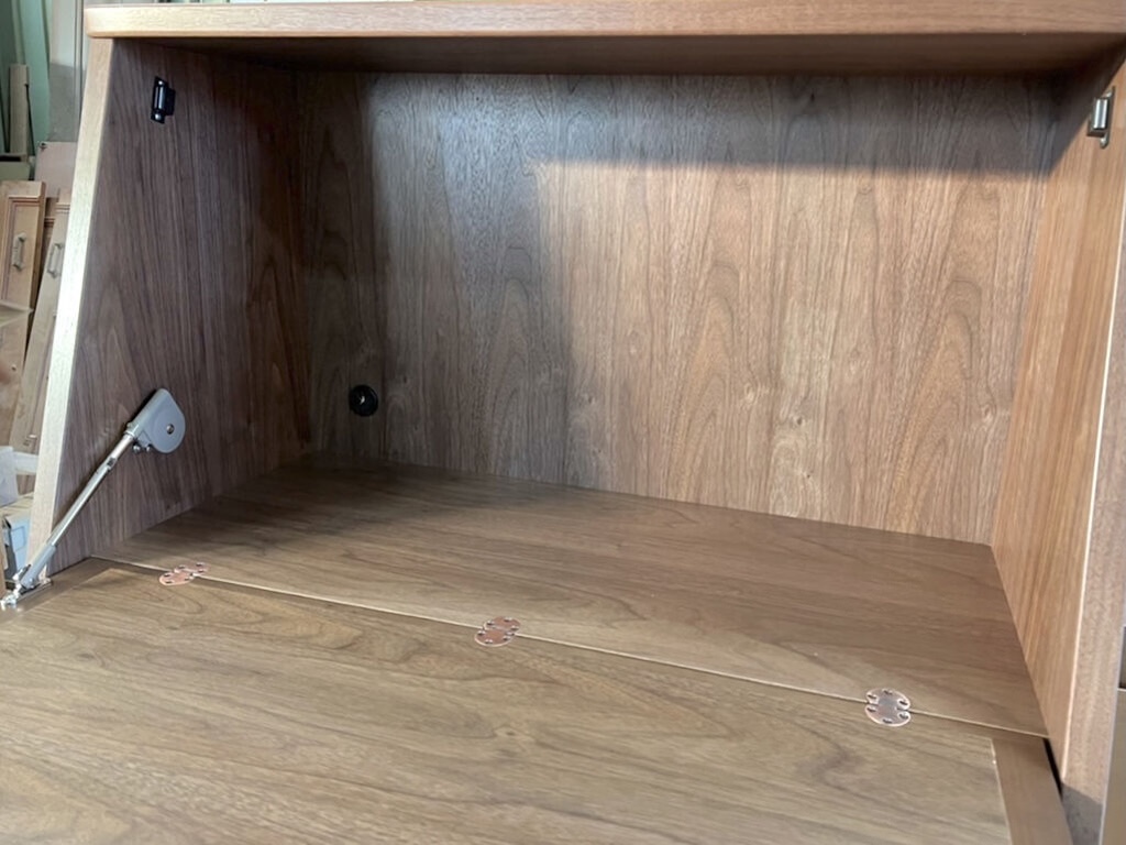 デスク部分奥側にあけた配線穴