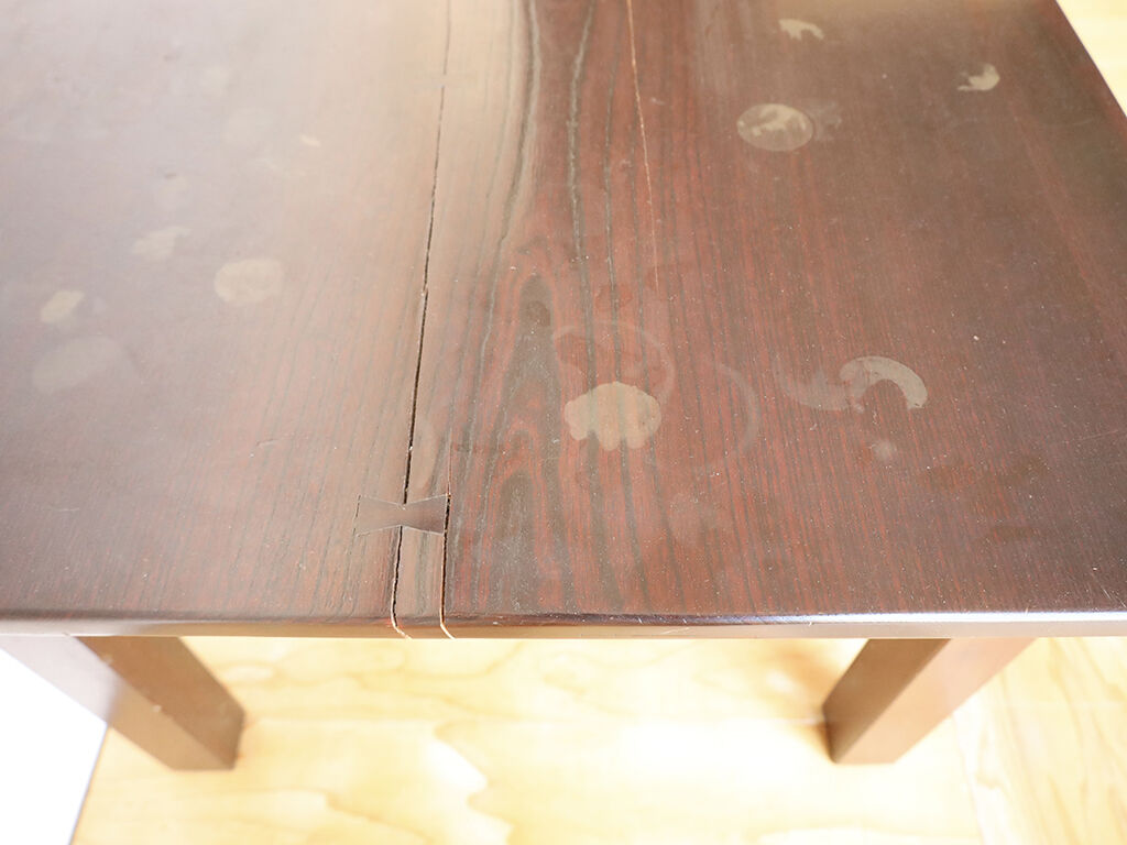天板にヒビ割れがあったテーブル