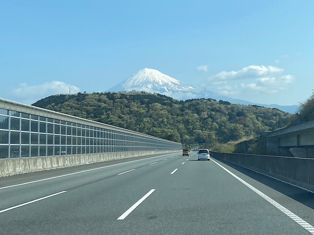 高速道路の途中で見えた富士山