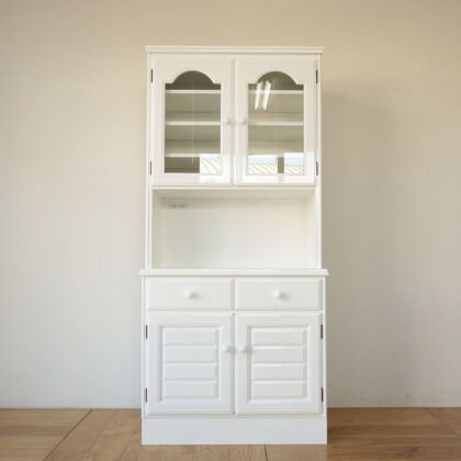 横幅を2/3サイズに縮め白塗装した食器棚