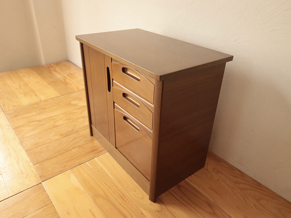 全ての部材に学習机の素材を活かしたお仏壇用キャビネット