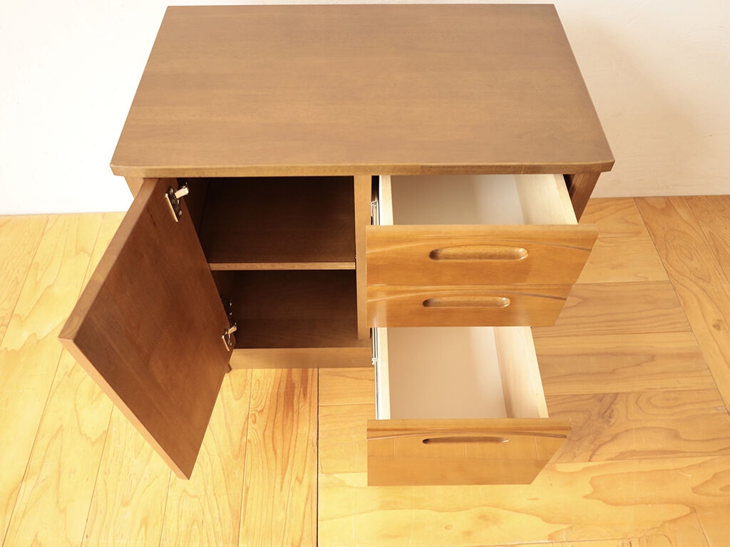 左側は棚板、右側は引き出し収納のキャビネット