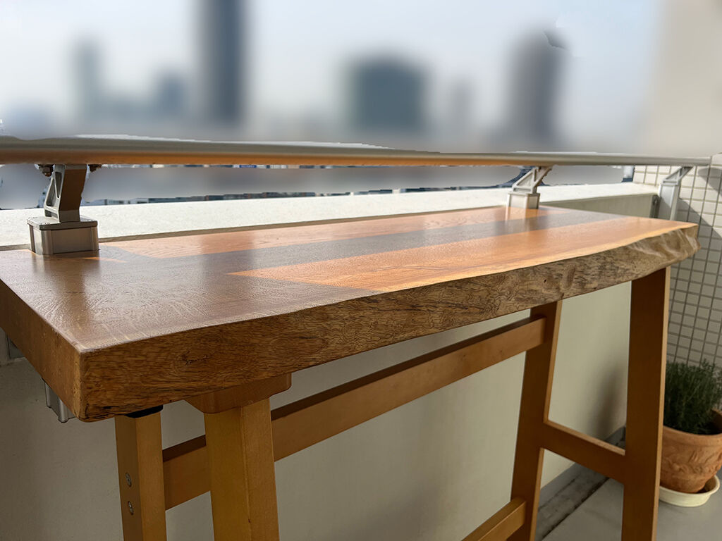 マンション高層階のベランダに納品したハイテーブル