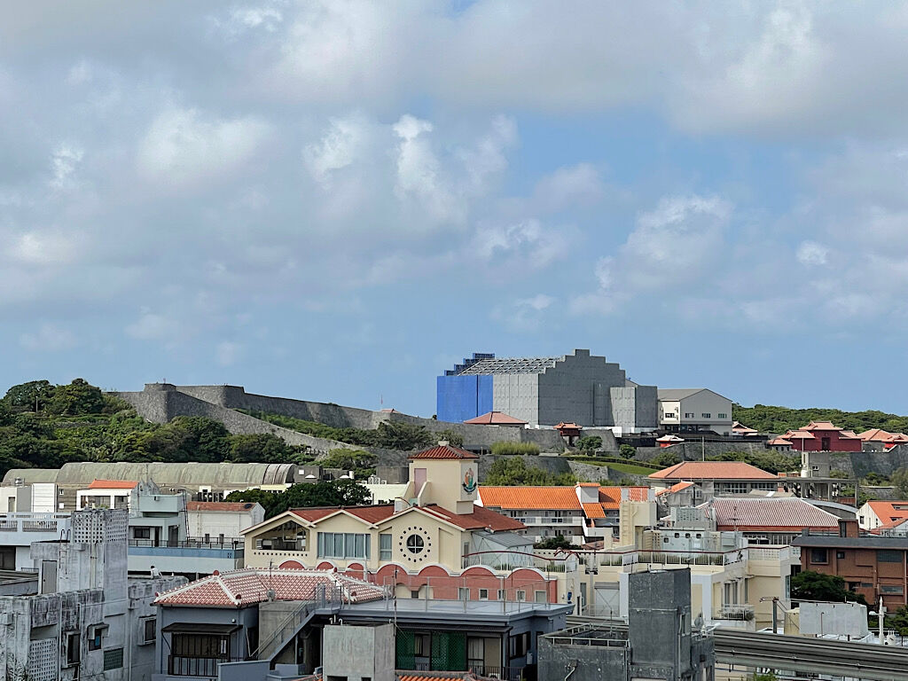 沖縄の空と首里城