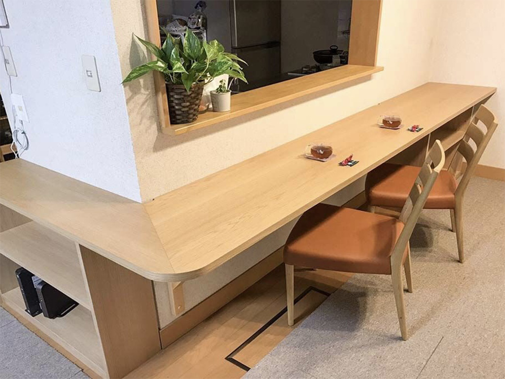 M0089:部屋に馴染むオープンシェルフ付きL字カウンターテーブル