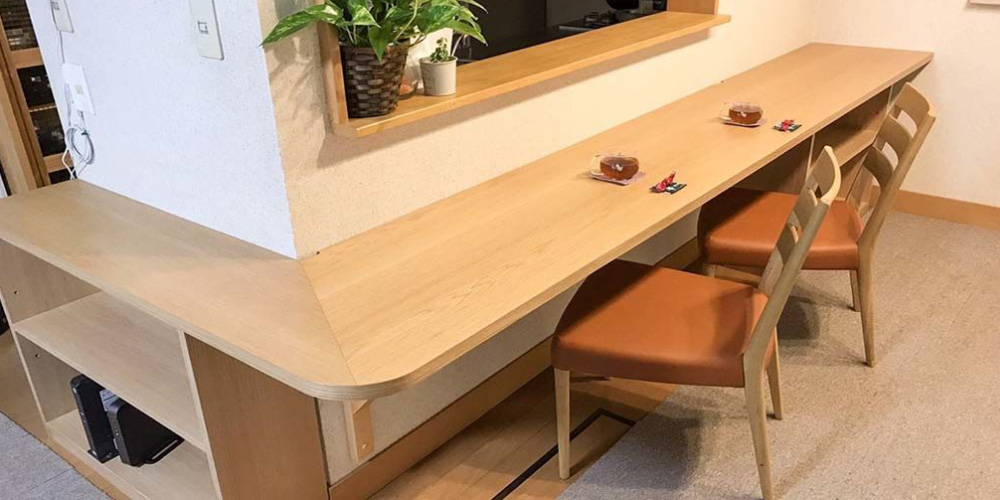 M0089:部屋に馴染むオープンシェルフ付きL字カウンターテーブルのイメージ