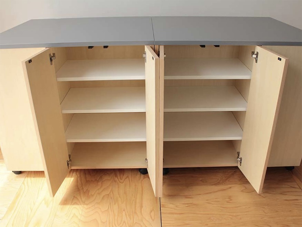 大きな移動式のキッチンワゴン開き扉内棚収納