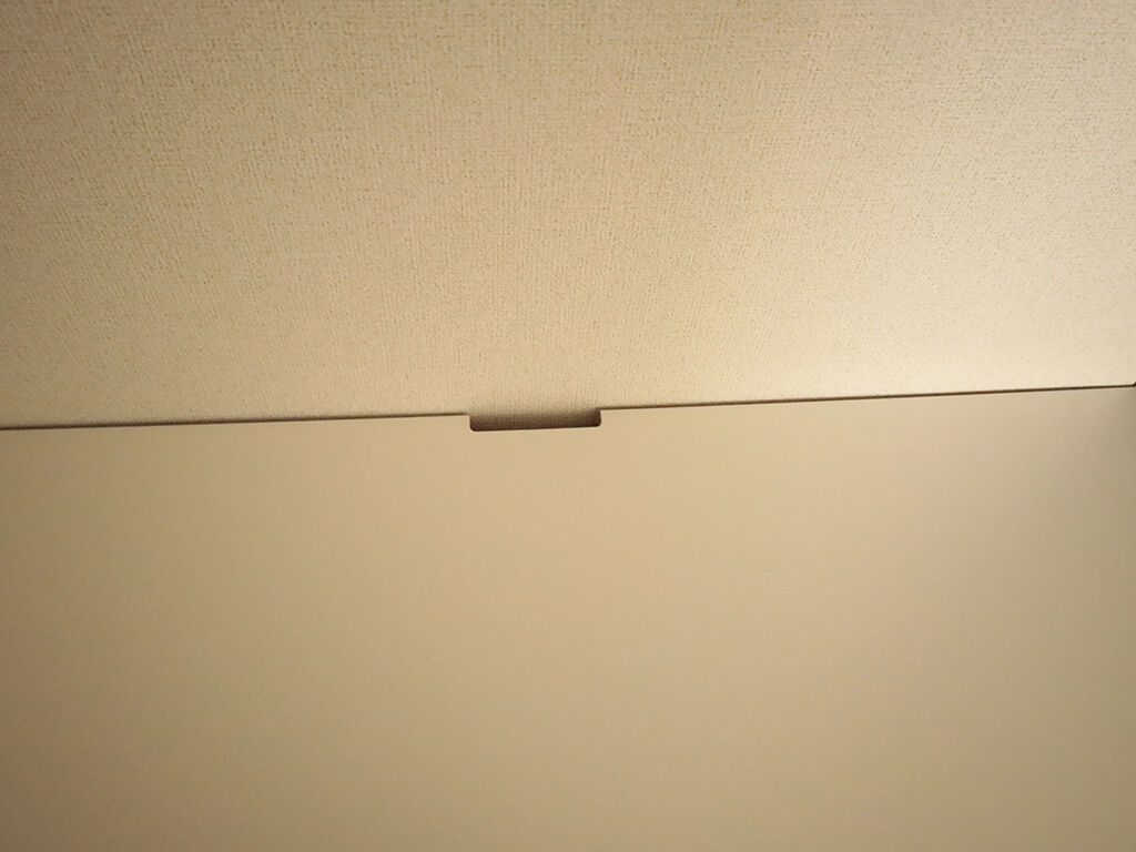 壁面にぴったりくっつけながら配線できるように入れた天板の切り欠き