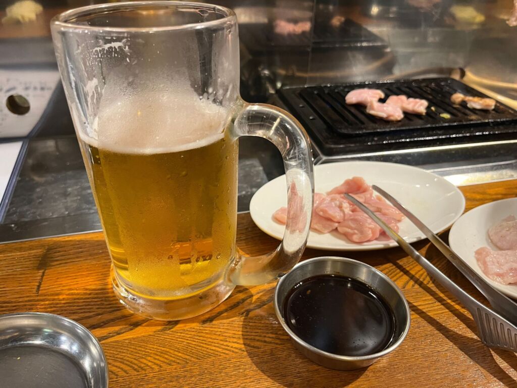 北海道でビールを飲む社長