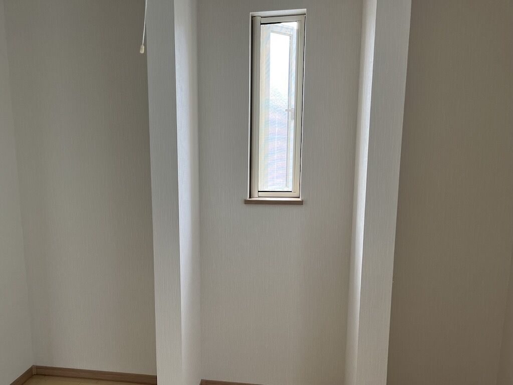 壁面に窓があるスペース