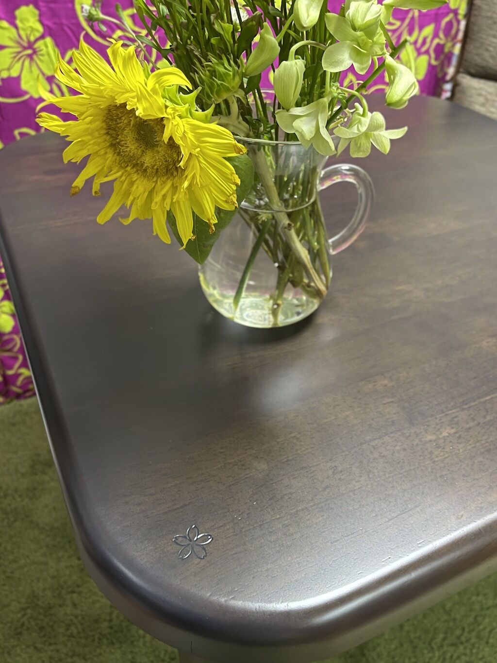 納品後お花が飾られたテーブル