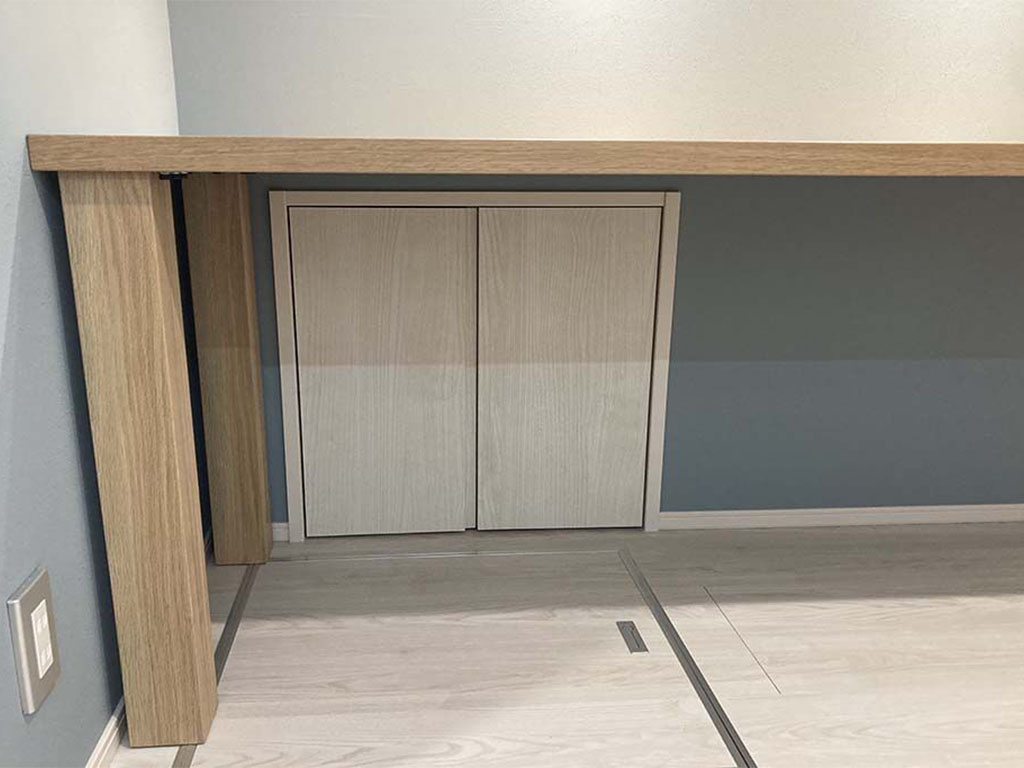 壁面収納に干渉しないように製作したテーブル